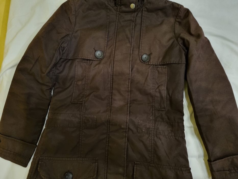 Продавам ватиран шлифер с качулка на фирмата Бенетон