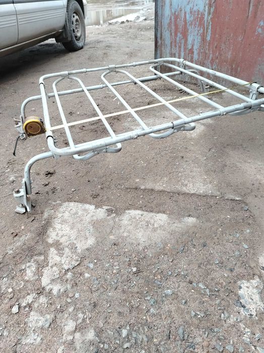 Автомобильный стальной багажник.