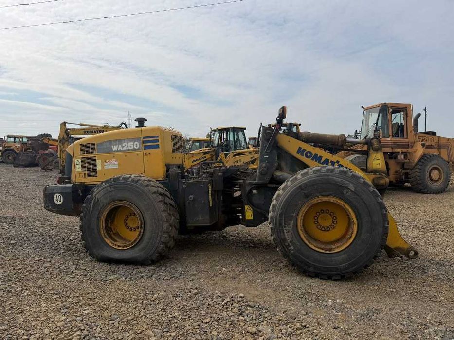 Pompa hidraulica  incarcator frontal Komatsu WA250 piese