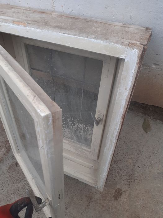 Vand fereastra cu tamplarie din lemn si geamuri duble pt baie /camara