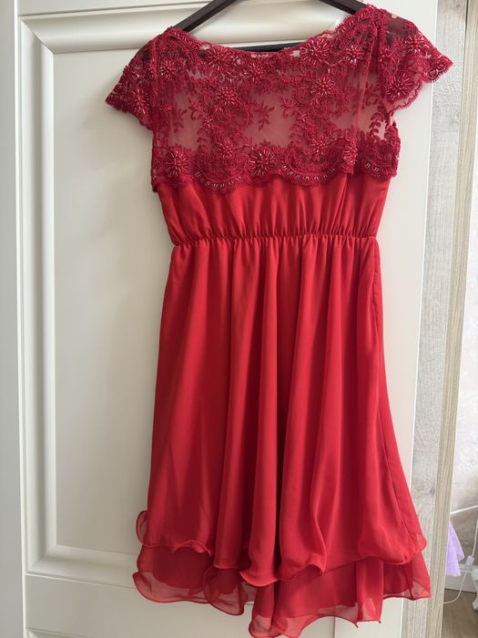 Rochie eleganta rosie accesorizata cu margele cristale