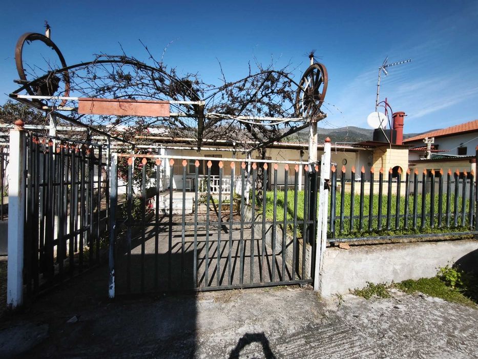 Продава многостайна къща 70 м2 с 2 парцела 330 м2 в Аспровалта, Гърция