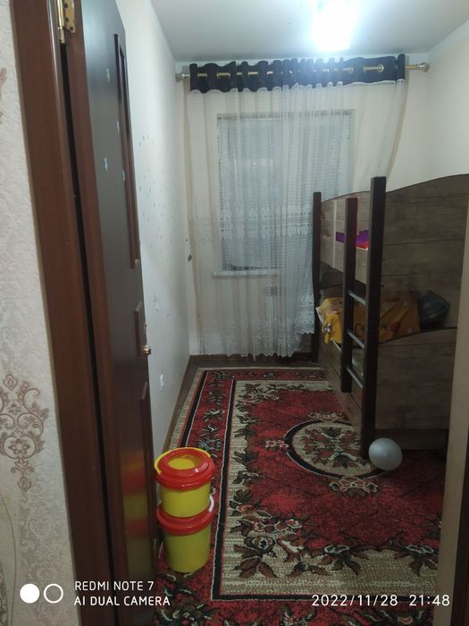 Yangi domlardan qarshi shaxridan kvartira arzon 1-qavat ,3 xona