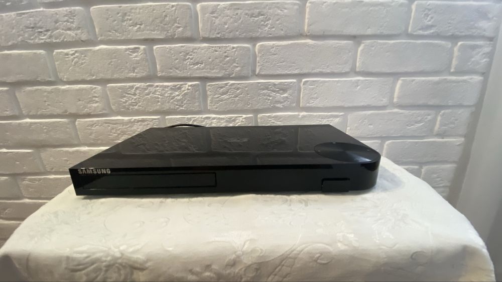 Плеер Samsung blu ray модель BD-F550