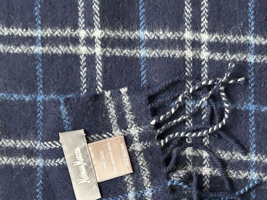 Мек вълнен шал в син цвят с ресни