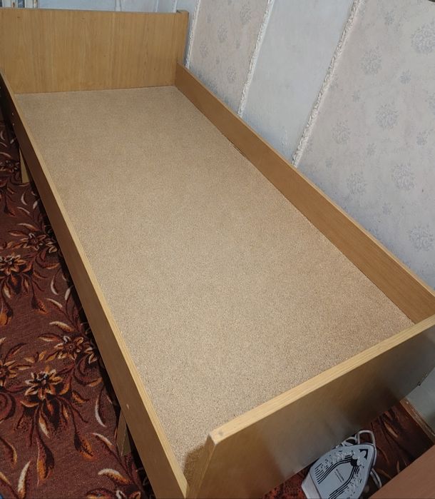 Продаётся две односпальные кровати и туалетный столик