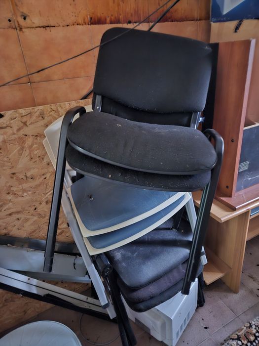 Подарявам офис маси до неделя вечерта