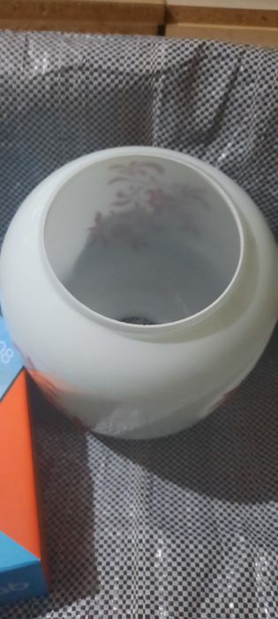 Плафон с красным рисунком