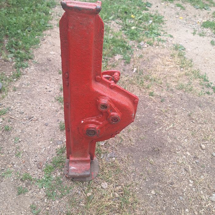 Продам домкрат б/у