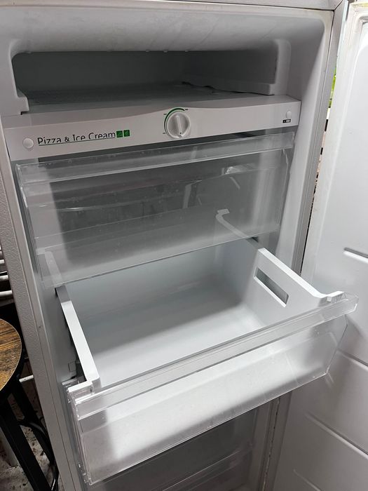 Vând congelator Candy