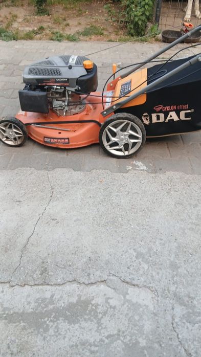 Mașina de tuns iarba DAC