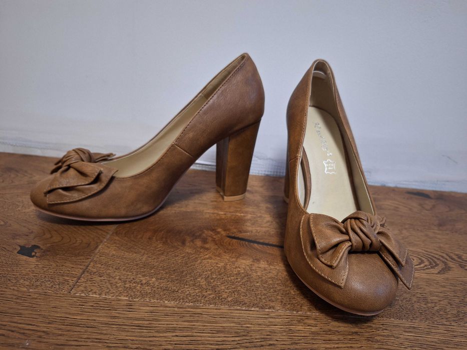 Нови бежови oфис обувки