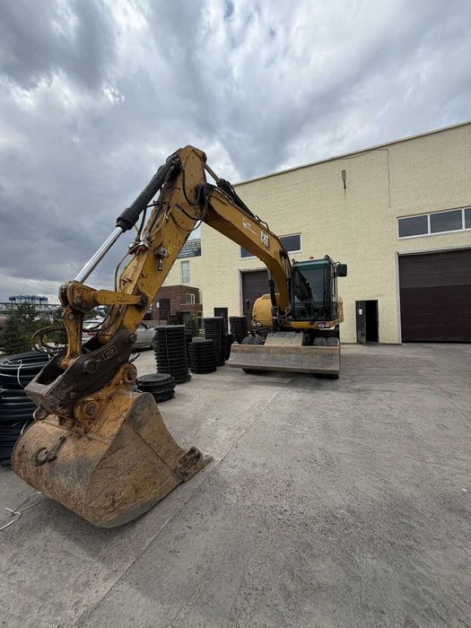 В аренду Экскаватор Caterpillar с гидромолотом