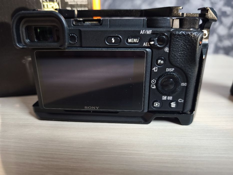 Sony a6400 +35мм 1.8 + клетка