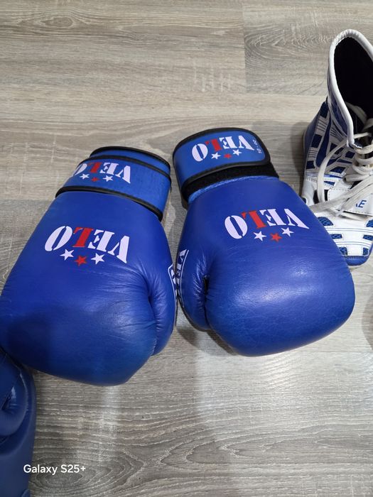 Шлем, перчатки, форма, бинты для бокса