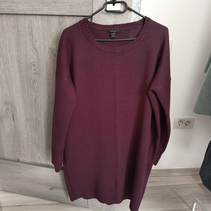 Pulovere New Yorker, L, negru și burgundy, 30 de lei ambele
