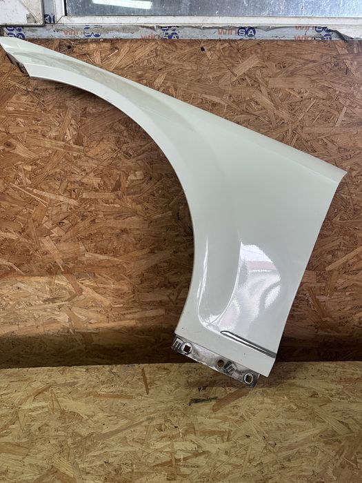 Aripa stanga/dreapta fata Mercedes w204