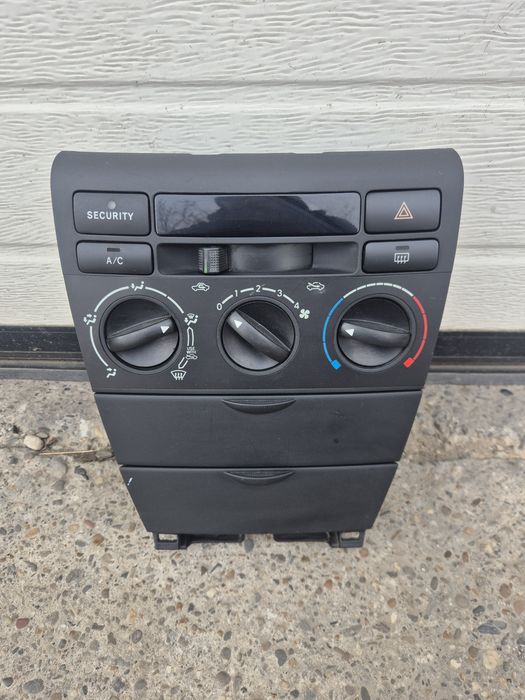 Panou Comanda Ac/Căldură Toyota Corolla E12.  2001-2006. Volan stinga.