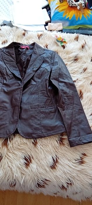 Сако кафяво от еко кожа с два джоба и шлиц.Само един път ползвано