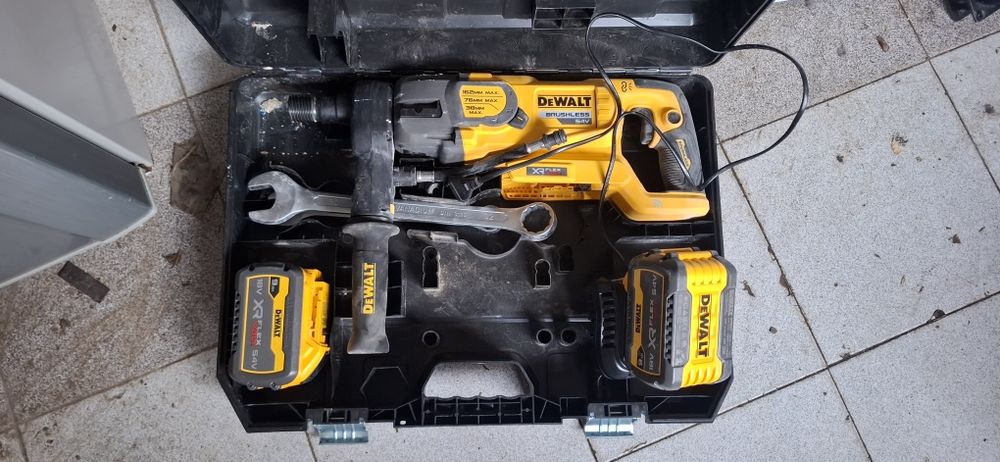 Акумулаторна диамантено-пробивна машина DeWALT с 2бр батерии и зарядно