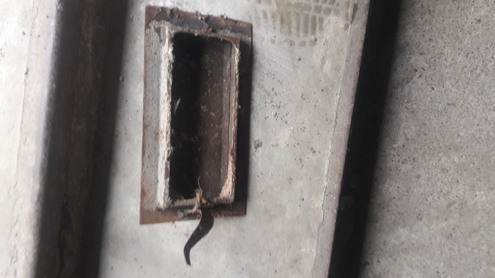 Ușițe de fontă pentru sobe.