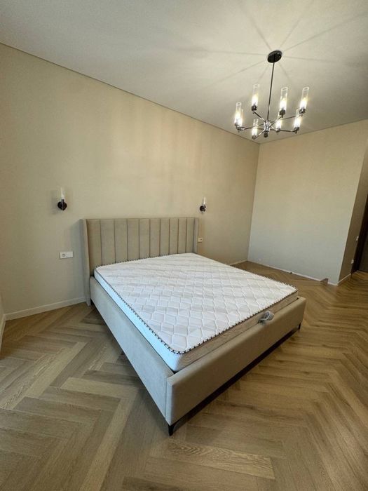 Двуспальная кровать с матрасом