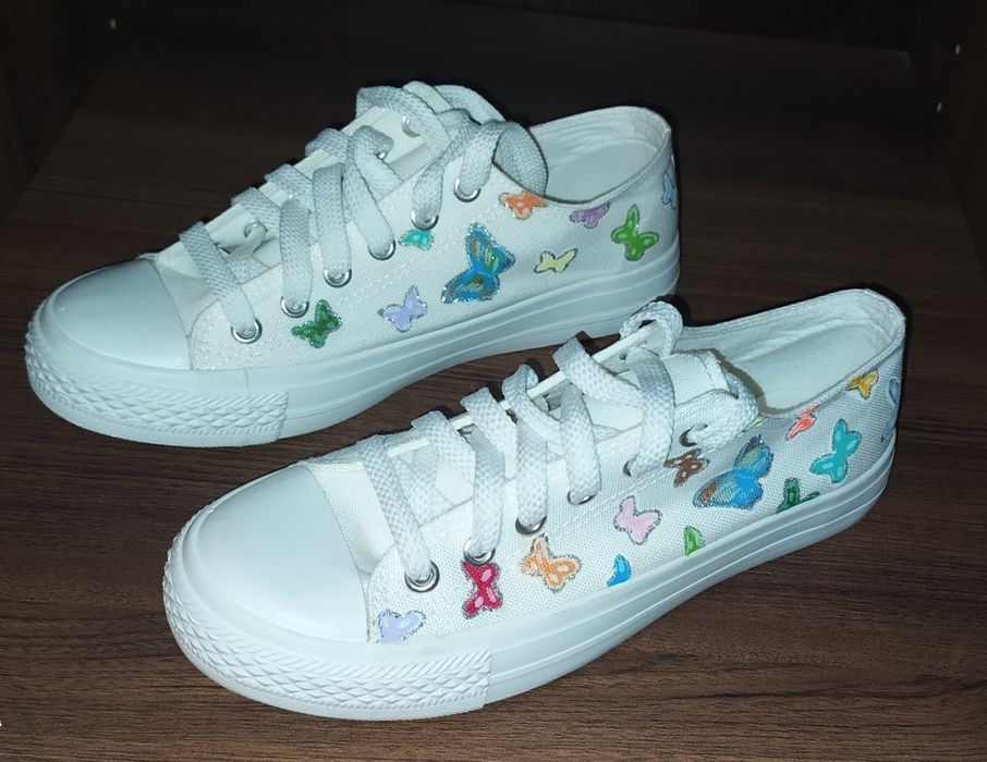 Teniși personalizați cu fluturi