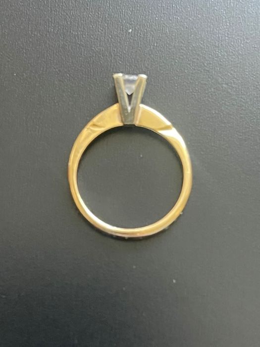 Продам кольцо с бриллиантом