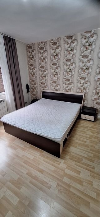 Спалня с матрак и нощни шкафчета