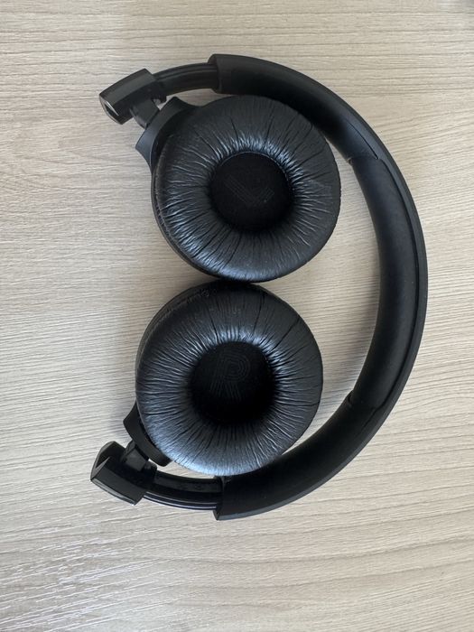 Продам новые наушники JBL