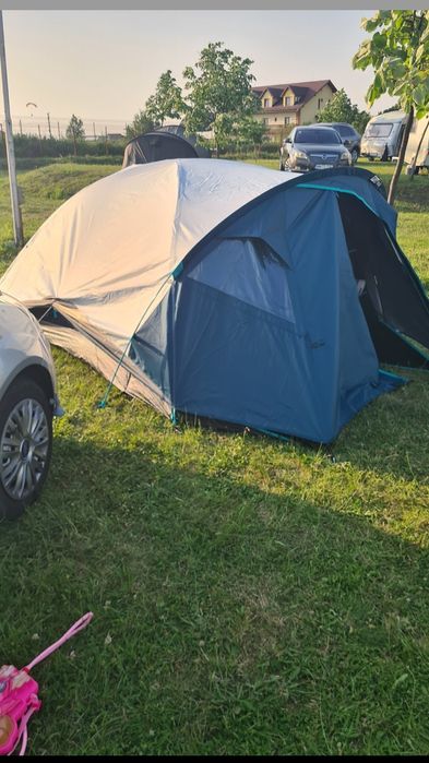 Cort de camping spațios și practic, 
Se montează ușor, este rezistent la ploaie și vânt și are ventilație bună cu pla