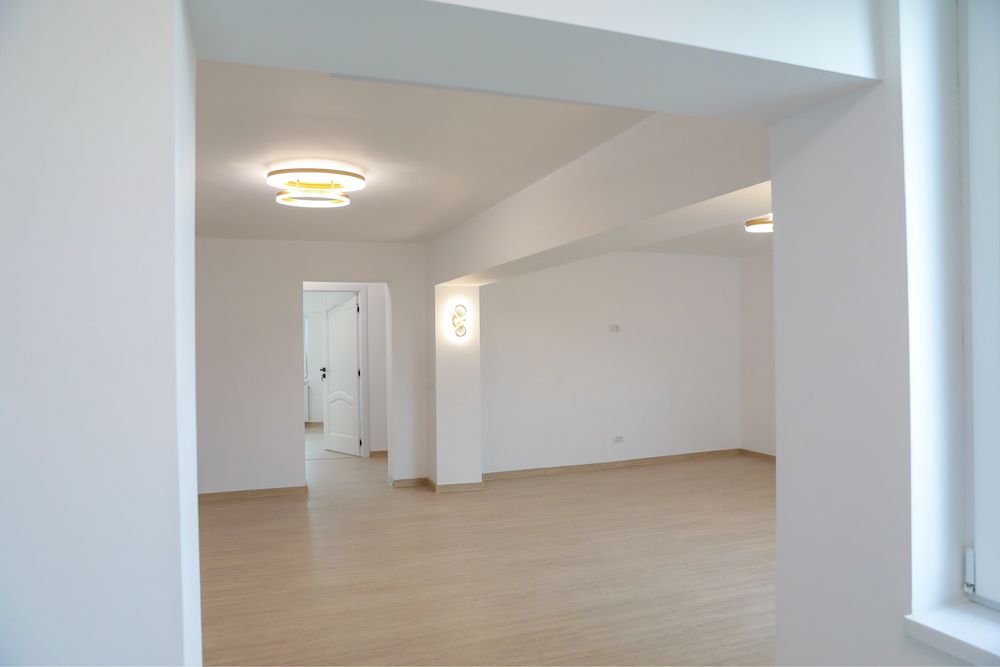 Apartament 4 camere de vanzare