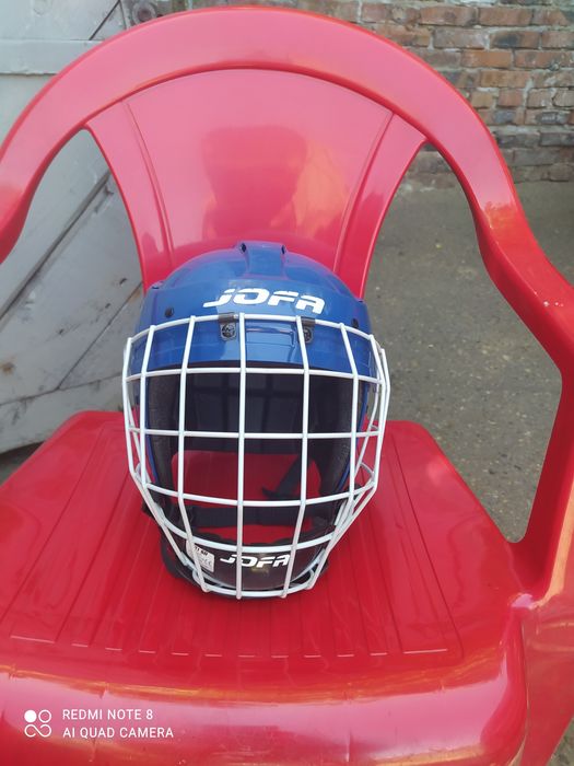 Продам детскую хоккейную каску