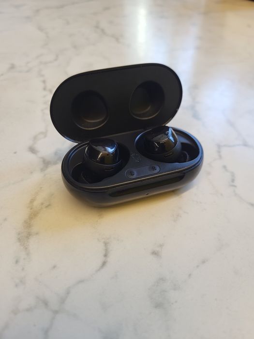 Продам наушники galaxy buds