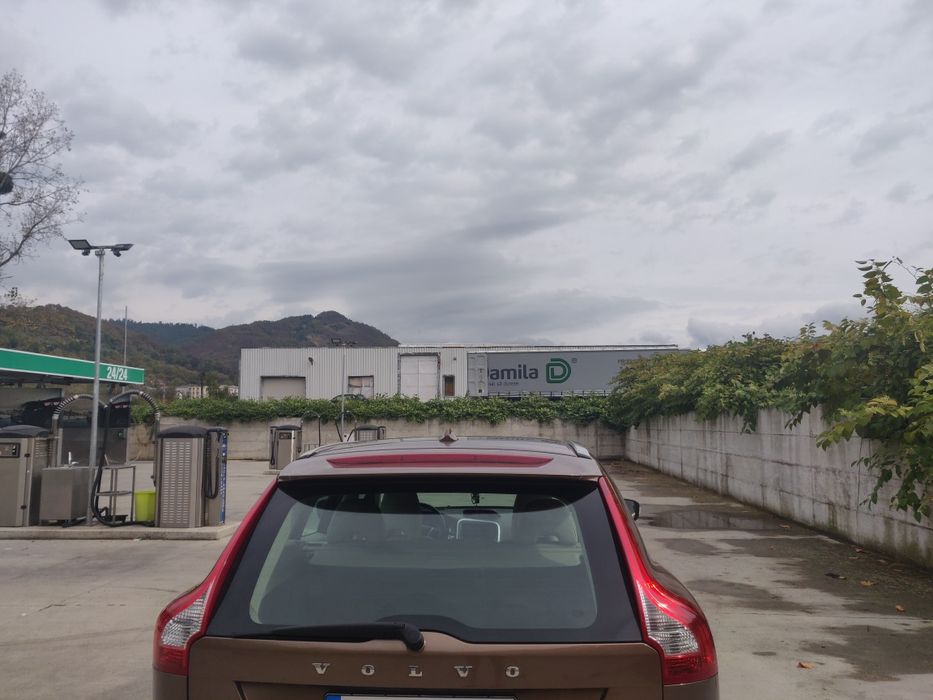 Volvo XC60 cutie manuala motor de 2.4  mașina este Ok fără probleme