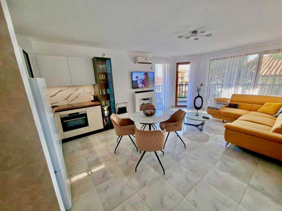 Просторен тристаен апартамент, Първа линия, Гледка море