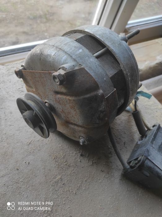 Двигатель от стиральной машины.