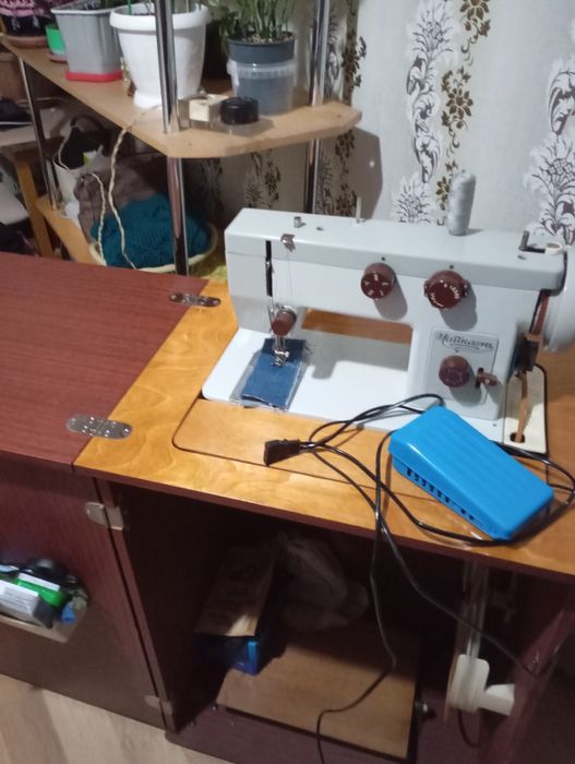 Продам швейную машинку чайка