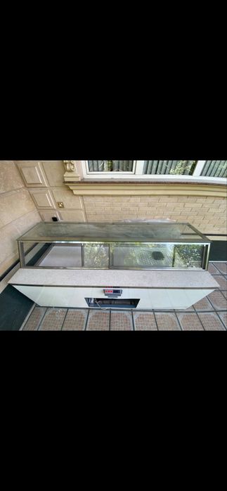 Витрина холодильник сотилади.