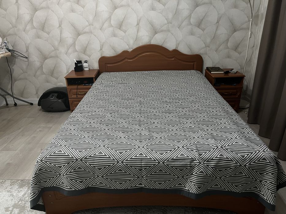 Продам Шкаф, Камоды кровать (Матрас новый)