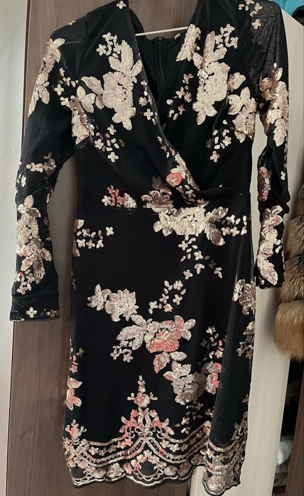 Rochie neagra cu paiete aurii ………………….