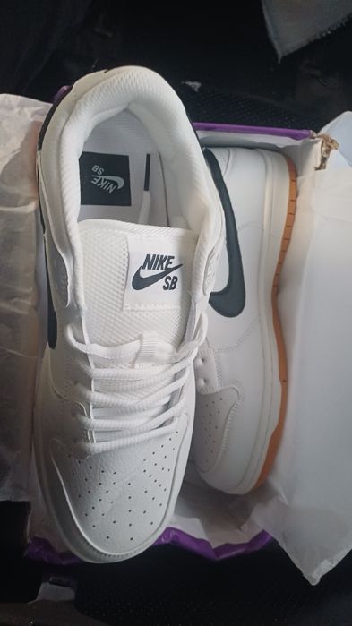 Красовки Nike белые