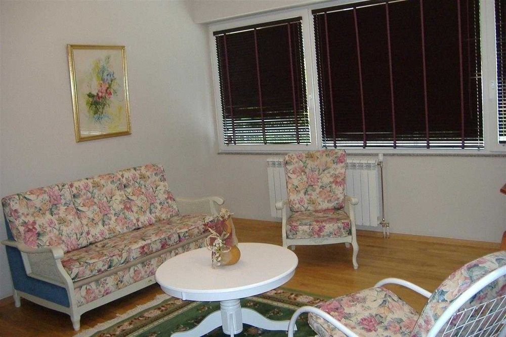 Дава се под наем Двустаен апартамент в Бургас, Изгрев - 67 кв.м за 204 € - Снимка #3