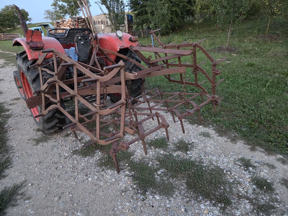 Grapa purtata în tiranti rabatabila