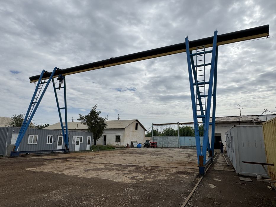 Kozlovoy kran (козловой кран), 5 tonna yuk koʻtara oladi