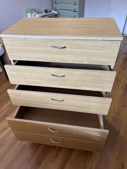 Скрин с шест чекмеджета