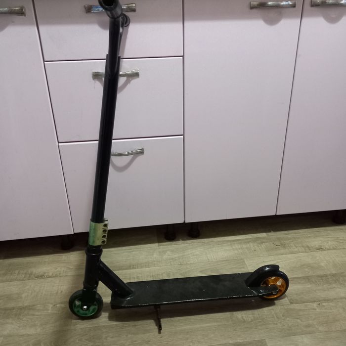 Продам трюковой самокат в отличном состоянии.