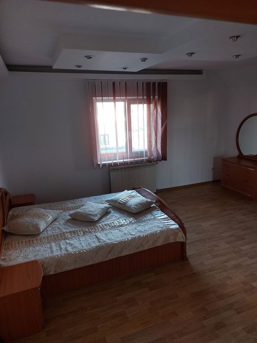 Casă de vânzare - 5 camere, zona Cornișa