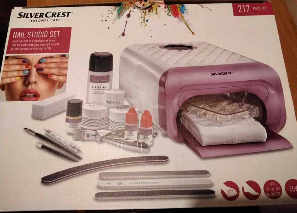 UV лампа за маникюр с всички необходими принадлежности