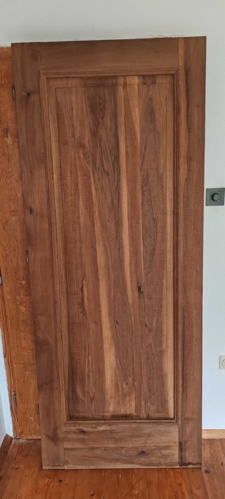 Орехова врата от масив с ръчна дърворезба